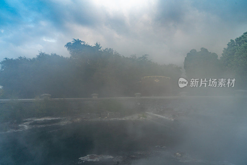 Rachel Spring Whangapipiro，新西兰罗托鲁瓦地热喷泉冒烟